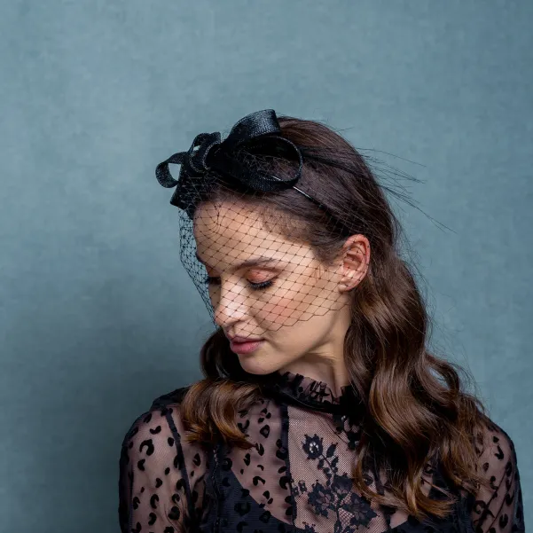 Żałobna woalka na głowę z kokardą.