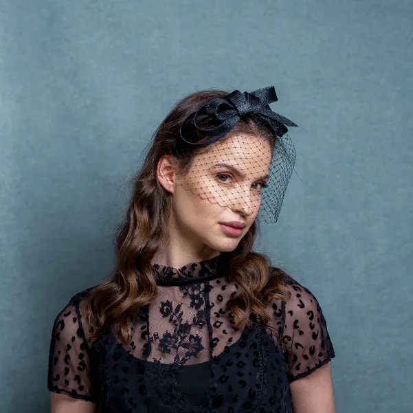 Żałobna woalka na głowę z kokardą.