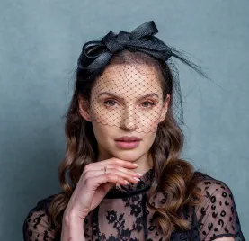 Żałobna woalka na głowę z kokardą.