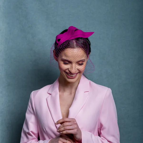 Ozdoba do włosów z woalką na opasce fuksja.