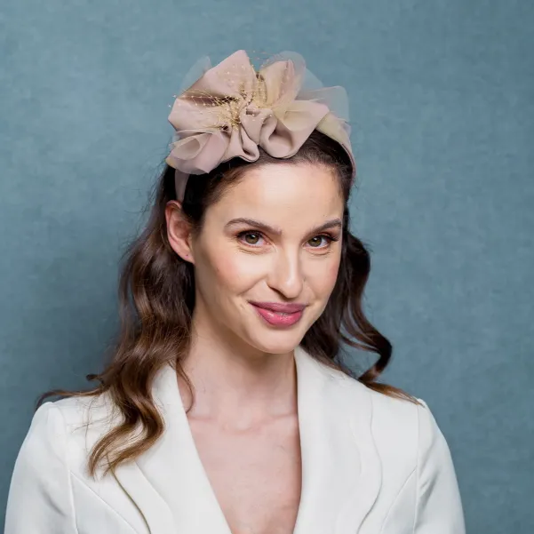 Nowoczesny stroik do włosów na opasce beż nude.