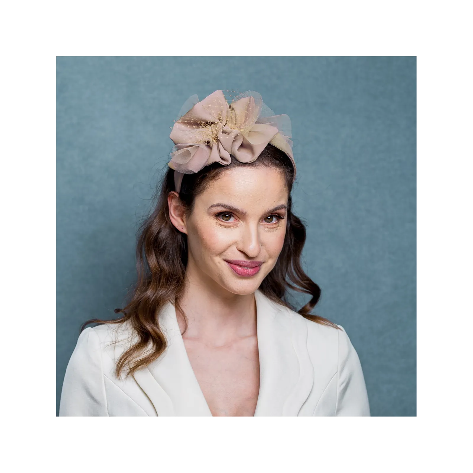 Nowoczesny stroik do włosów na opasce beż nude.