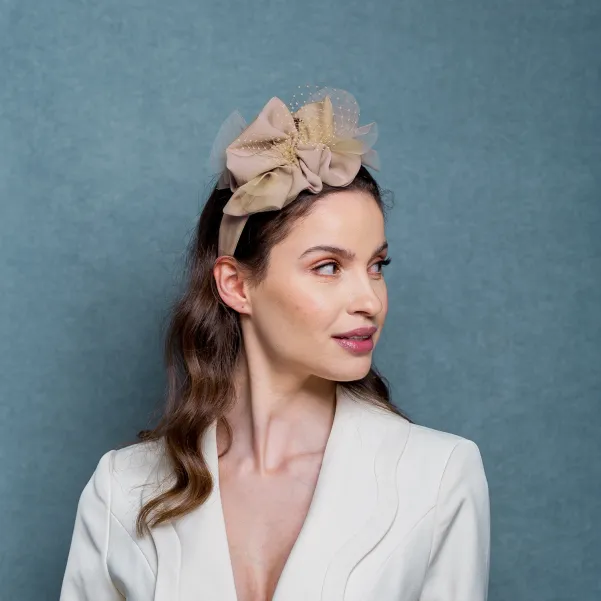 Nowoczesny stroik do włosów na opasce beż nude.