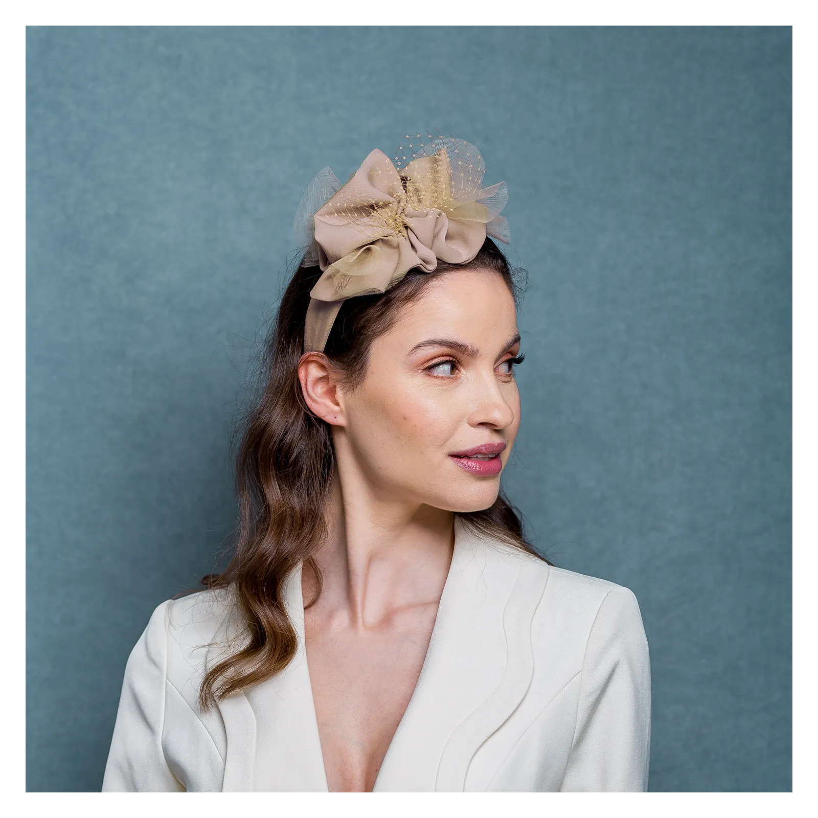 Nowoczesny stroik do włosów na opasce beż nude.