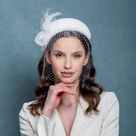 Szeroka opaska ślubna do włosów z woalką.