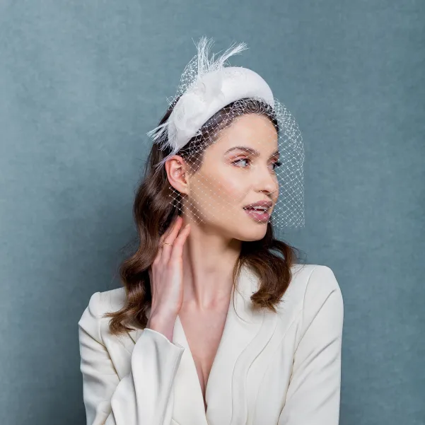 Szeroka opaska ślubna do włosów z woalką. Szeroka opaska ślubna do włosów z woalką.