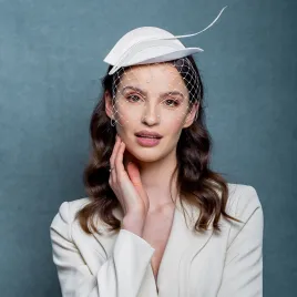 Nowoczesne nakrycie głowy dla Panny Młodej.