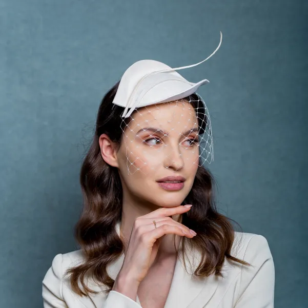 Nowoczesne nakrycie głowy dla Panny Młodej.