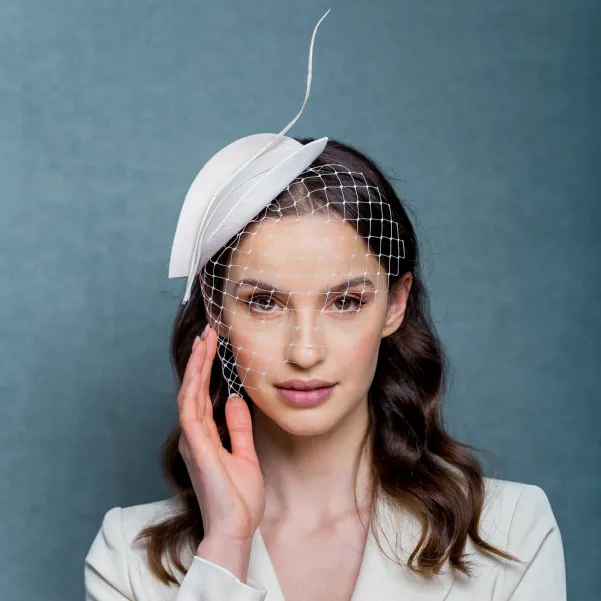 Nowoczesne nakrycie głowy dla Panny Młodej.