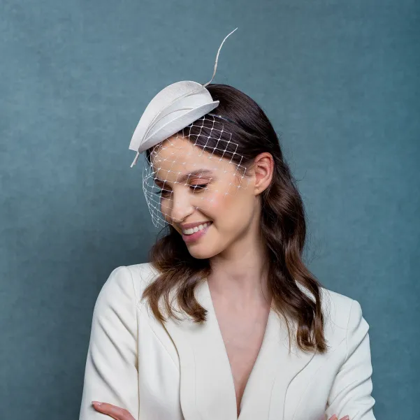 Nowoczesne nakrycie głowy dla Panny Młodej.