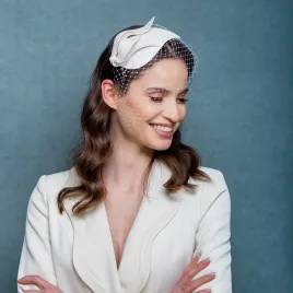 Elegancka ozdoba ślubna do włosów z woalką.