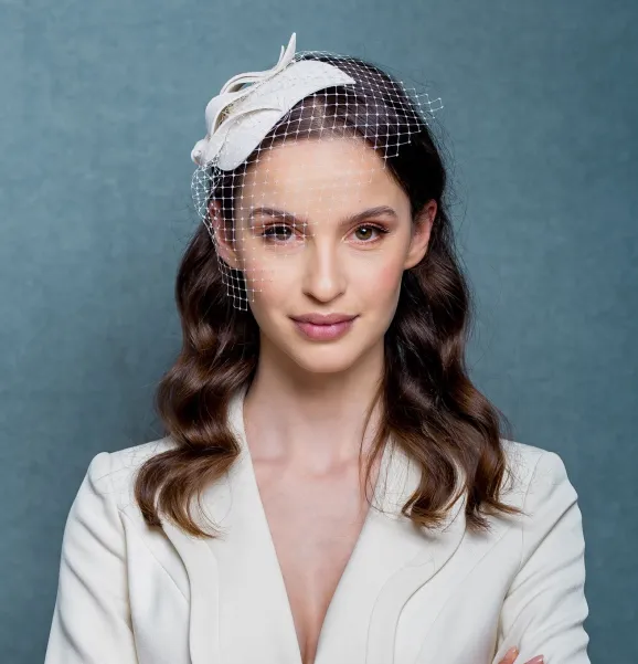 Elegancka ozdoba ślubna do włosów z woalką. Elegancka ozdoba ślubna do włosów z woalką.