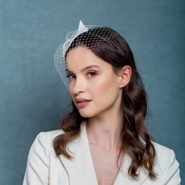 Elegancka ozdoba ślubna do włosów z woalką. Elegancka ozdoba ślubna do włosów z woalką.