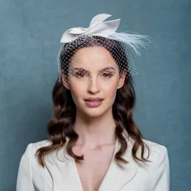 Ozdoba ślubna do włosów fascynator z kokardką i woalką.