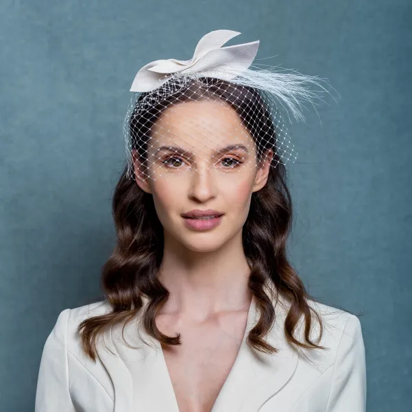 Ozdoba ślubna do włosów fascynator z kokardką i woalką.