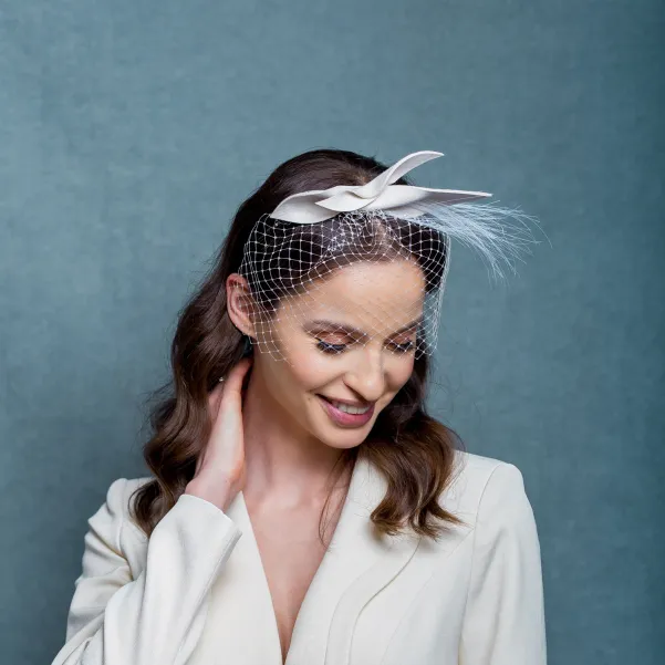 Ozdoba ślubna do włosów fascynator z kokardką i woalką.