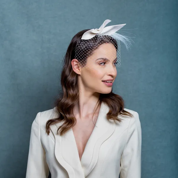 Ozdoba ślubna do włosów fascynator z kokardką i woalką.