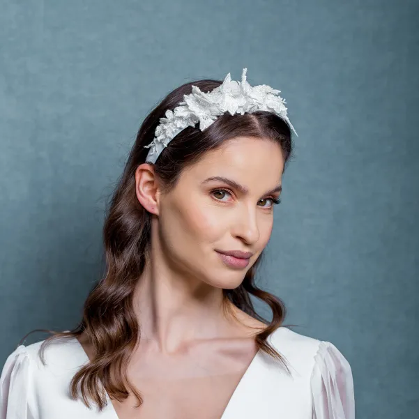 Błyszcząca opaska ślubna z koronką 3d. Błyszcząca opaska ślubna z koronką 3d.