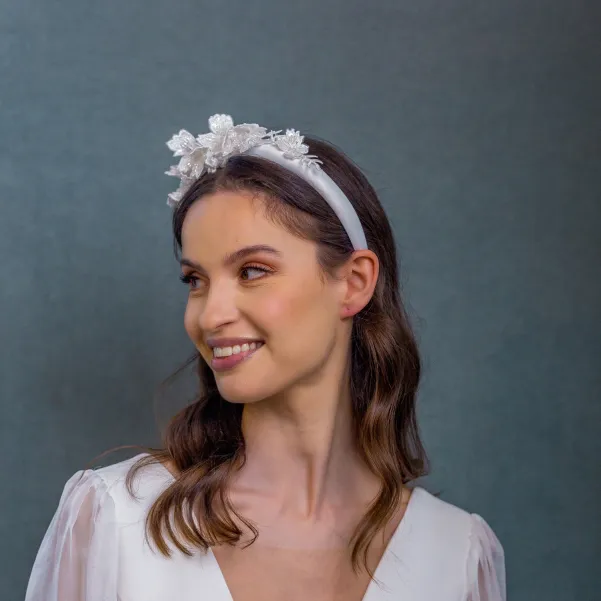 Błyszcząca opaska ślubna z koronką 3d. Błyszcząca opaska ślubna z koronką 3d.