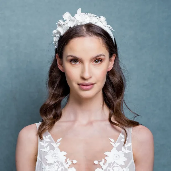 Błyszcząca opaska ślubna z koronką 3d. Błyszcząca opaska ślubna z koronką 3d.