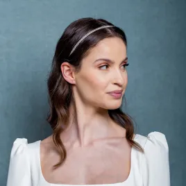 Delikatna opaska z kryształkami.