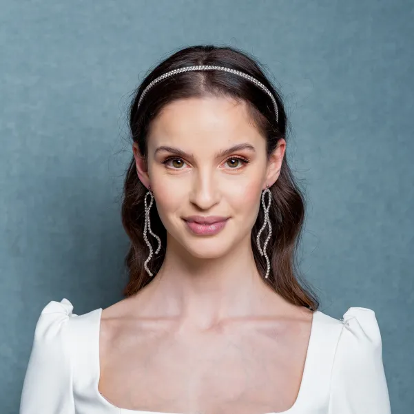 Delikatna opaska z kryształkami.