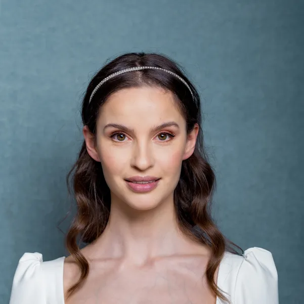 Delikatna opaska z kryształkami.