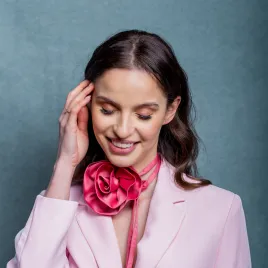 Modny różowy choker, kwiat na szyję.