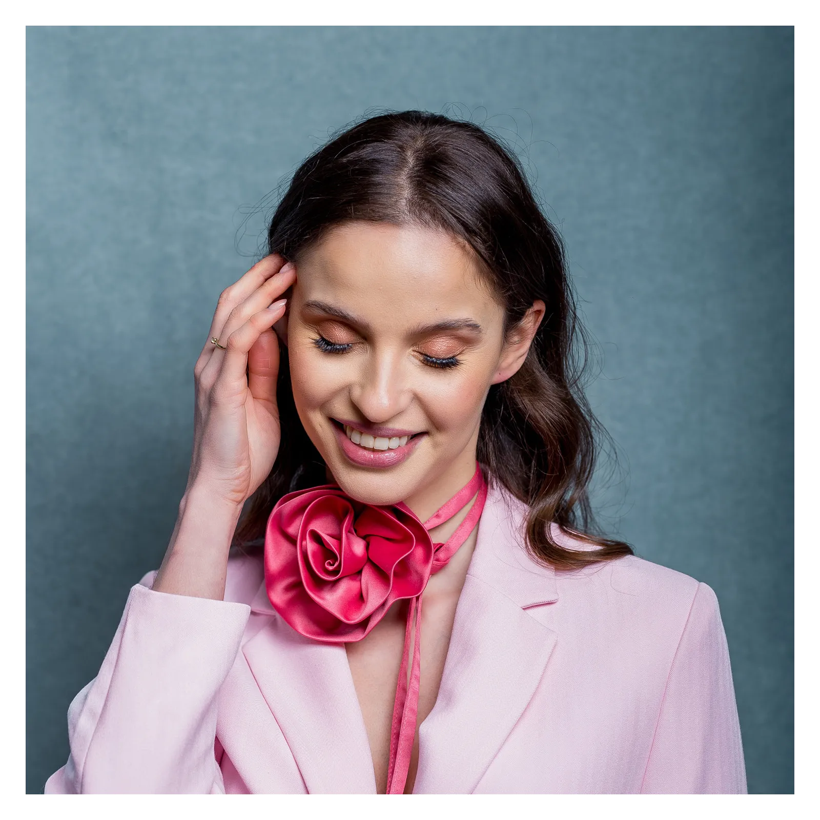 Modny różowy choker, kwiat na szyję.