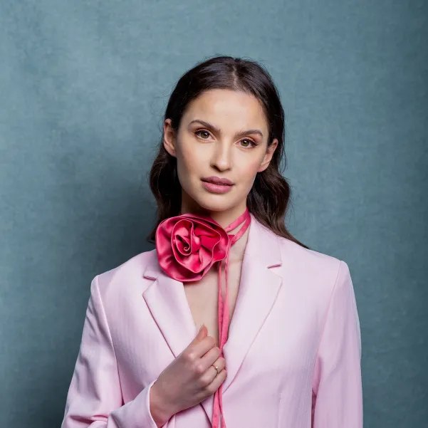 Modny różowy choker, kwiat na szyję.