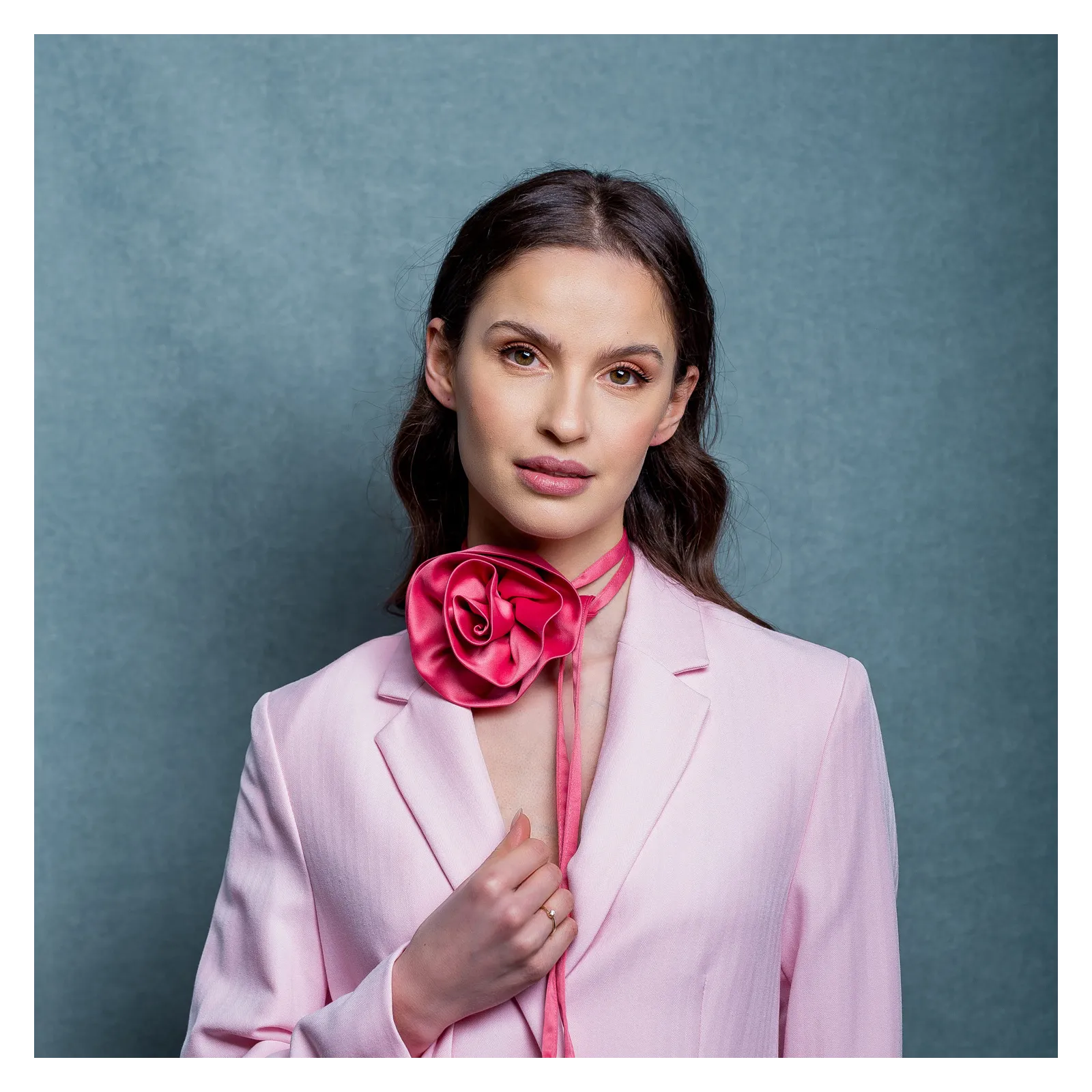 Modny różowy choker, kwiat na szyję.