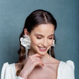 Zjawiskowe długie kolczyki ślubne kwiaty z kryształkami.