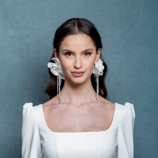 Zjawiskowe długie kolczyki ślubne kwiaty z kryształkami.