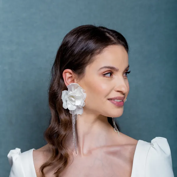 Zjawiskowe długie kolczyki ślubne kwiaty z kryształkami.