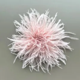 Broszka ze strusich piór pudrowy róż.