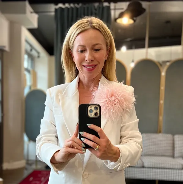 Broszka ze strusich piór pudrowy róż.