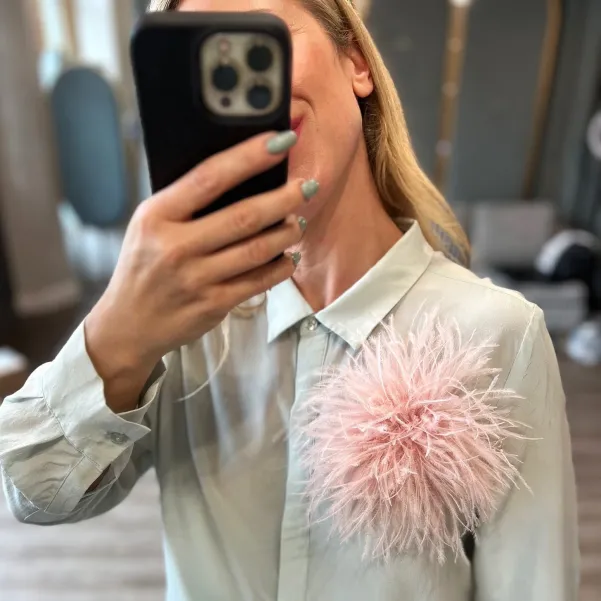 Broszka ze strusich piór pudrowy róż.