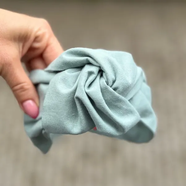 Stylowa opaska na głowę w oryginalnym szaro-miętowym kolorze.