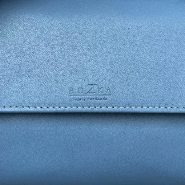 Niebieska kopertówka na łańcuszku.