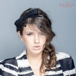 Czarna ozdoba do włosów z woalką.