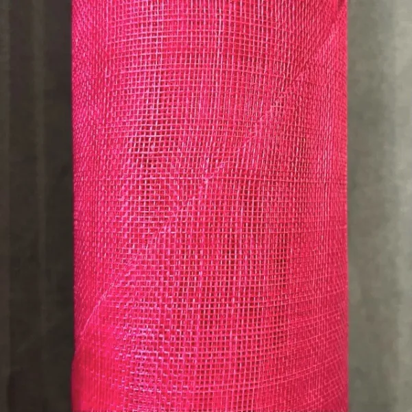 Wijący się fascynator w kolorze fuksji z woalką