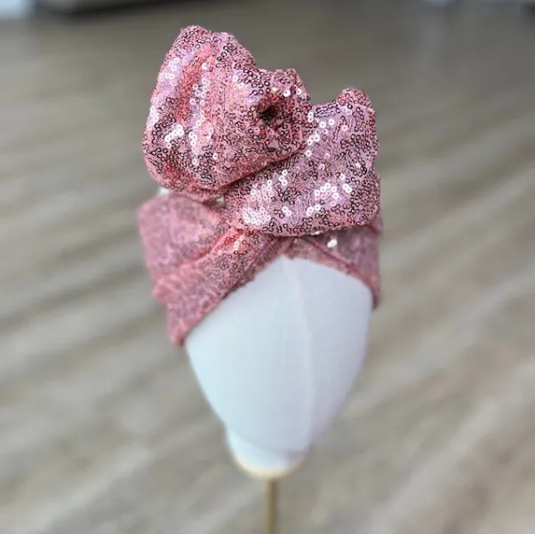 Obłędny turban twistband w różowe cekiny.