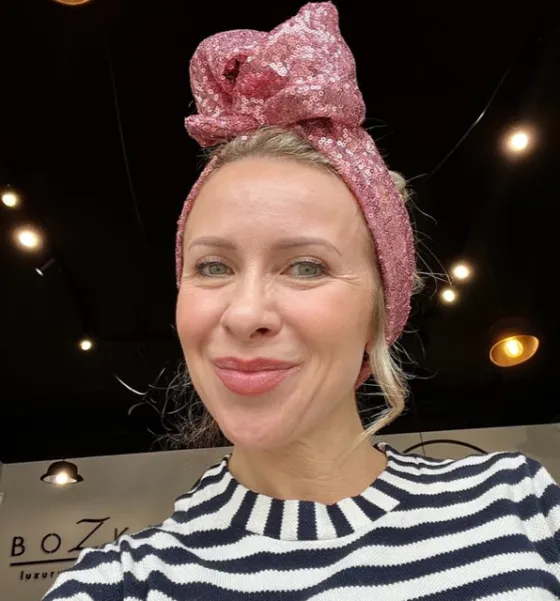 Obłędny turban twistband w różowe cekiny.