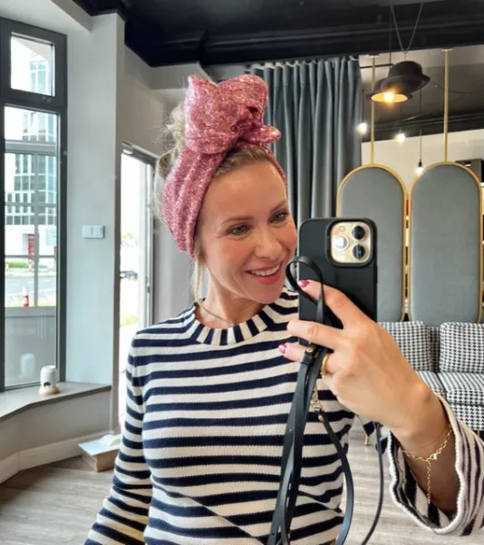 Obłędny turban twistband w różowe cekiny.