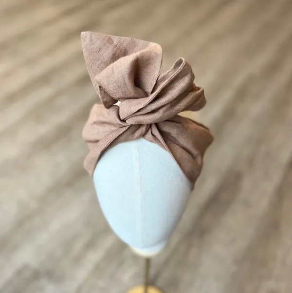 Lniana opaska turban w naturalnym odcieniu nude.