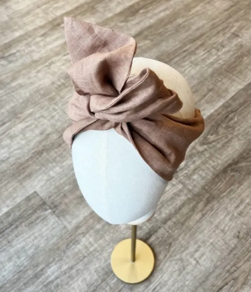 Lniana opaska turban w naturalnym odcieniu nude.