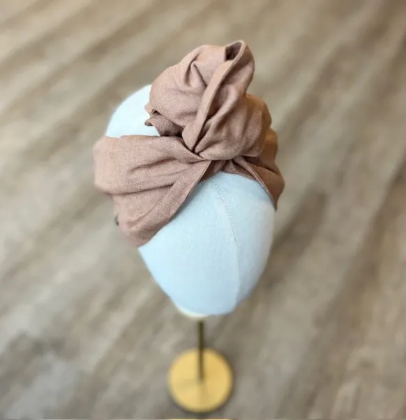Lniana opaska turban w naturalnym odcieniu nude.