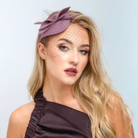 Mini kapelusik w kolorze brudnego różu.