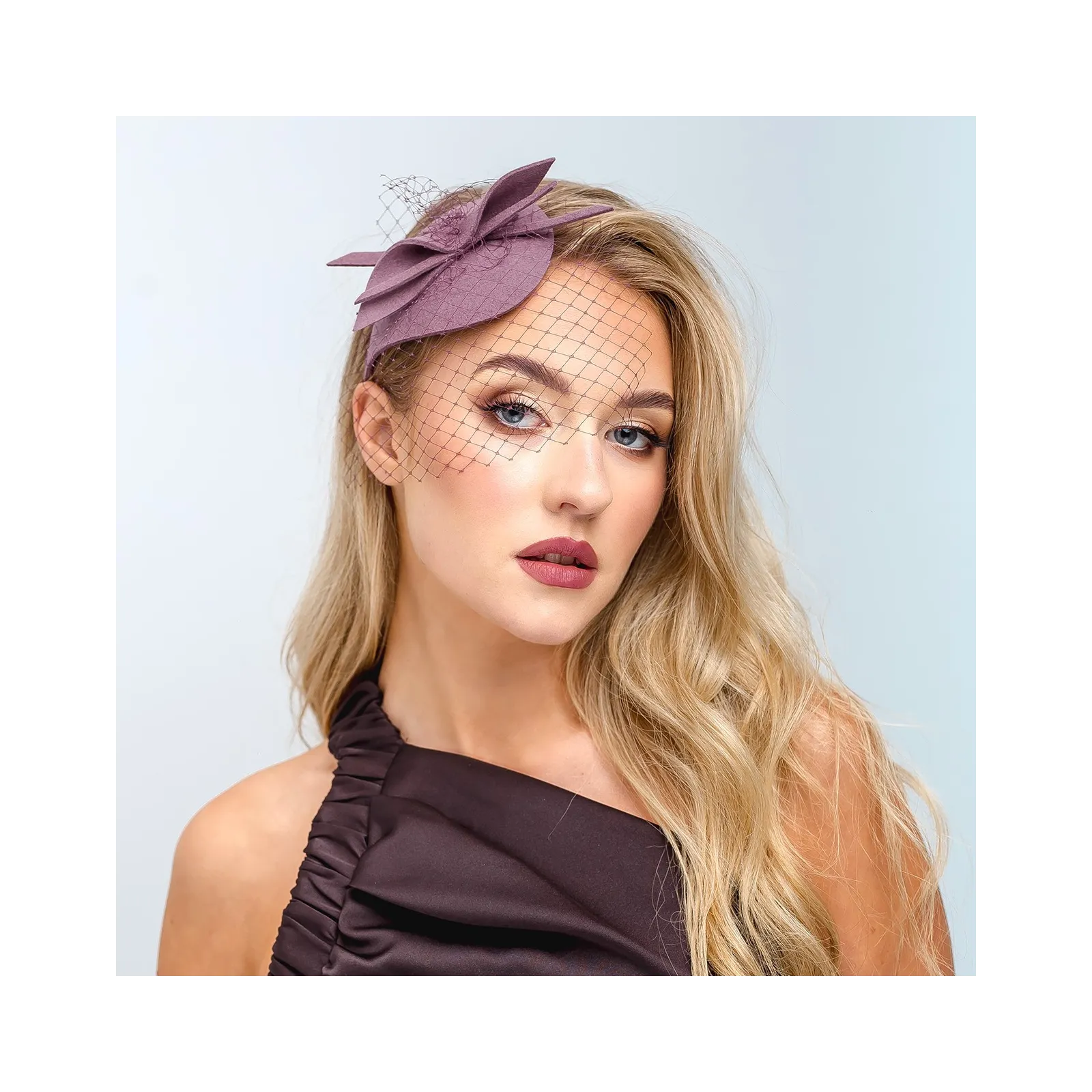 Mini kapelusik w kolorze brudnego różu.