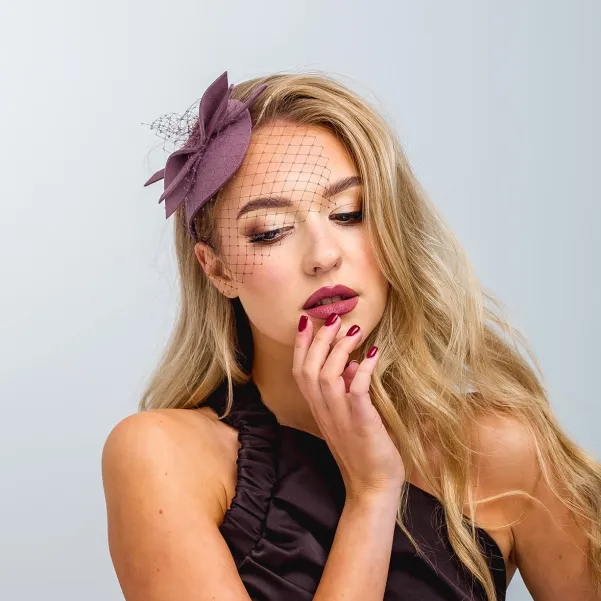 Mini kapelusik w kolorze brudnego różu. Mini kapelusik w kolorze brudnego różu.